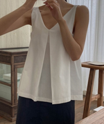 ホワイトのブラウスを正面から捉えたカット。
