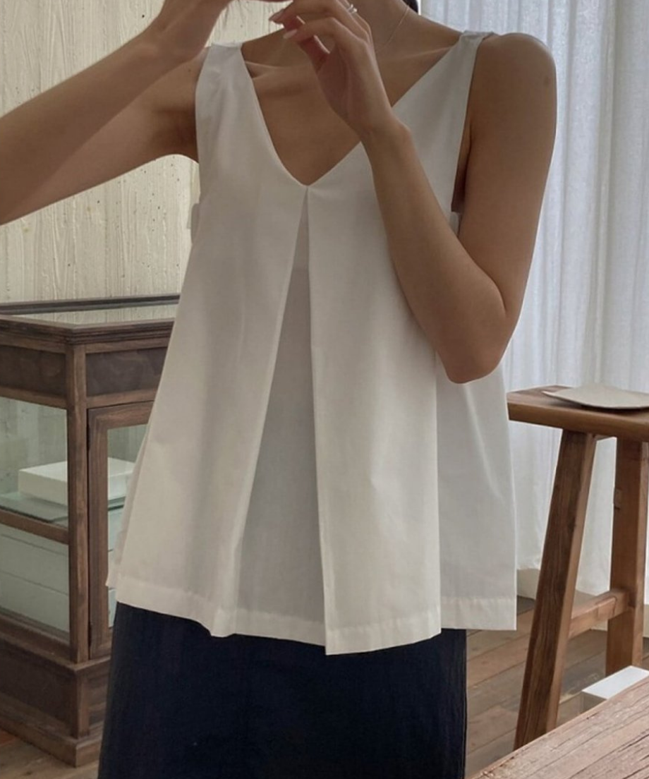 ホワイトのブラウスを正面から捉えたカット。