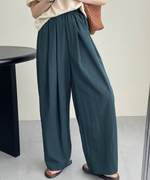 レトログリーンの生地が際立つ、ゆったりとしたワイドパンツの着用カット。 8.jpg：