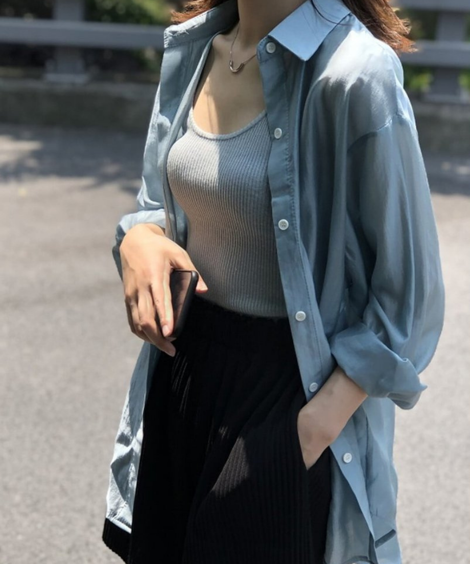 ブルーのシアーシャツを着用した正面カット。