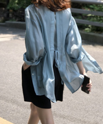 歩いている時のブルーのシアーシャツの透け感と、風になびく軽やかなシルエット。