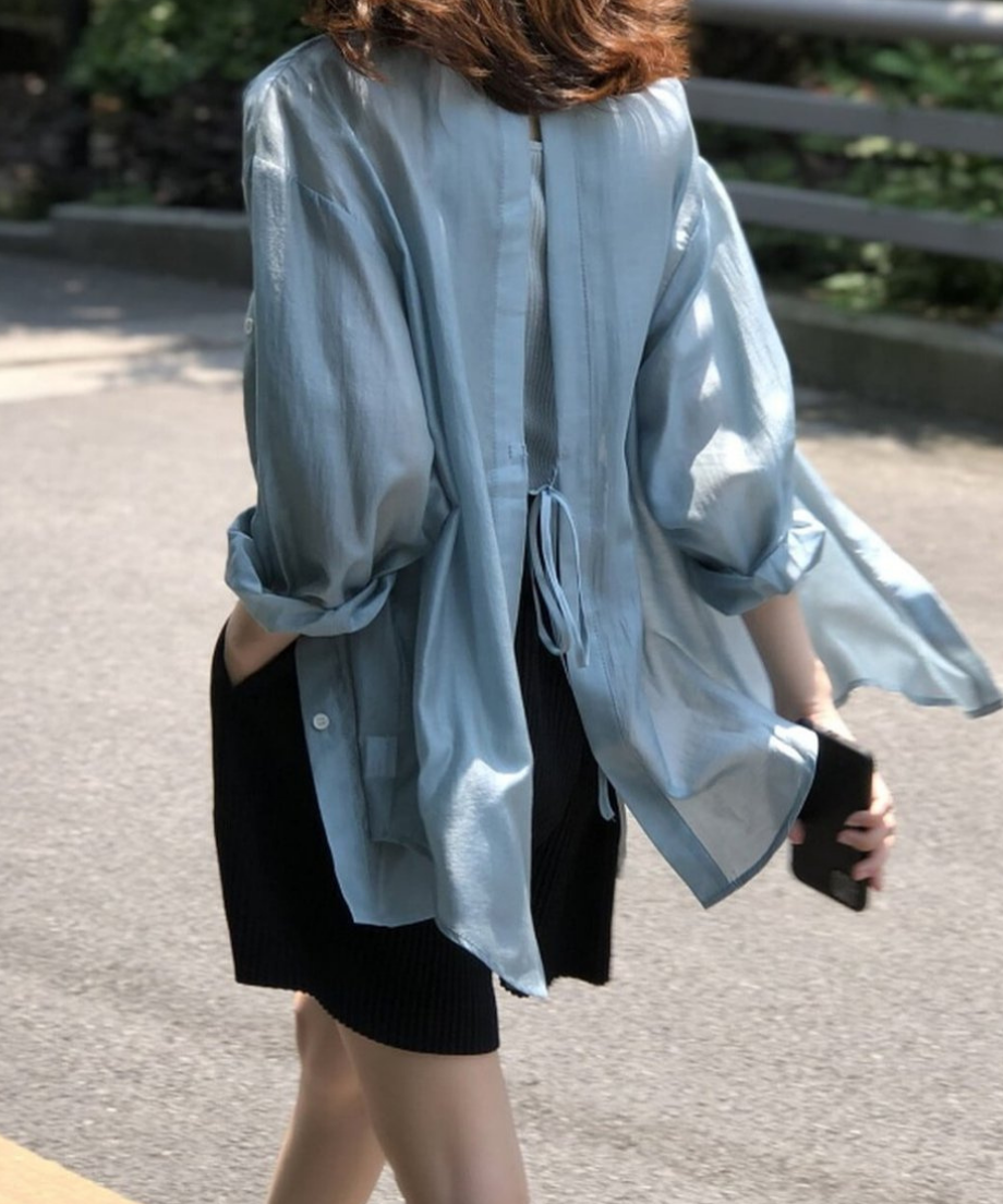 歩いている時のブルーのシアーシャツの透け感と、風になびく軽やかなシルエット。