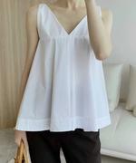 深いVネックと胸下のギャザーが特徴的な、白いノースリーブのフレアトップスの正面カット