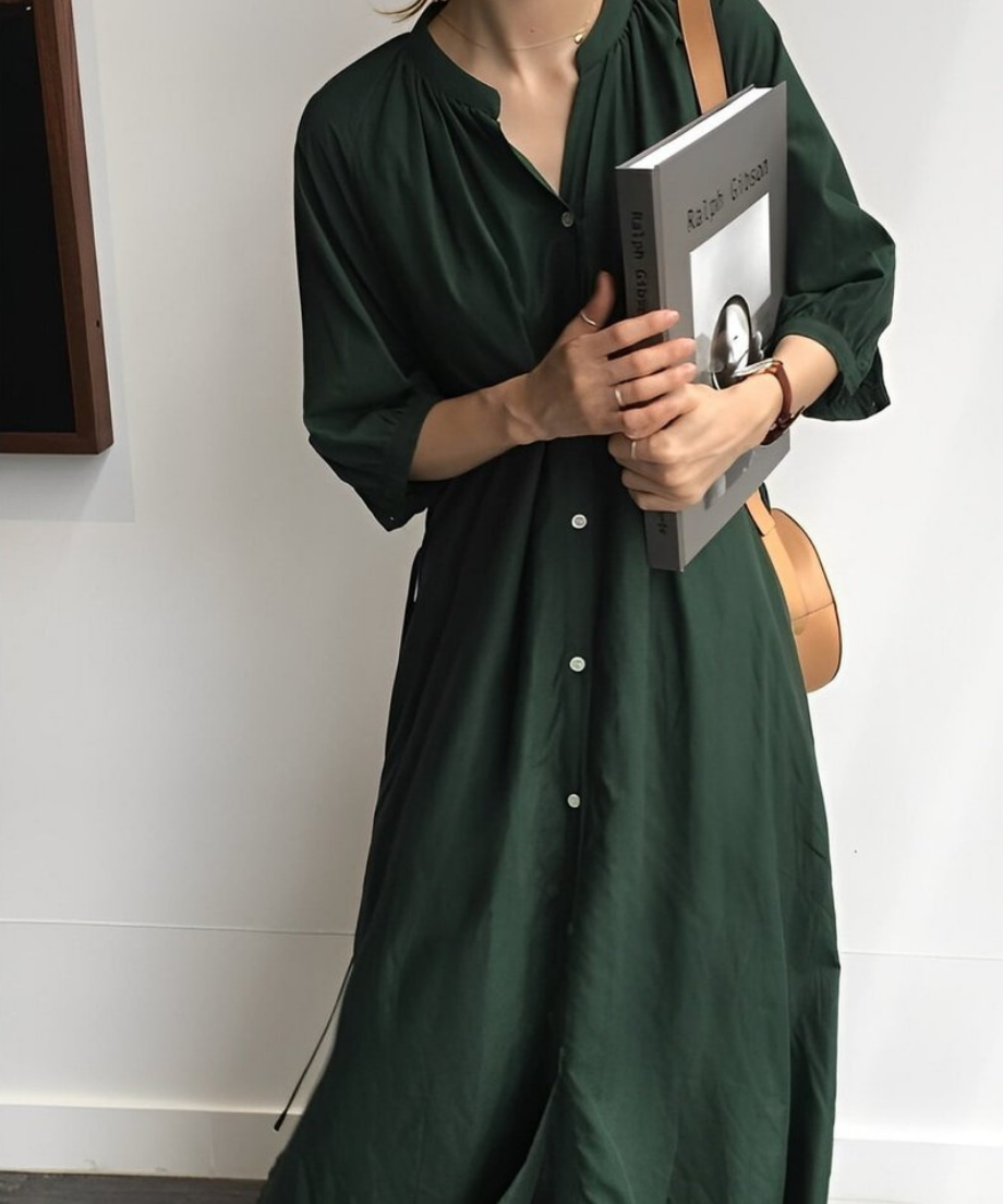 グリーンのVネックロングシャツワンピースを着た女性。
