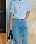 ホワイトのロゴTシャツにライトブルーのダメージデニムを合わせた、リラックス感のあるデイリーコーデ。