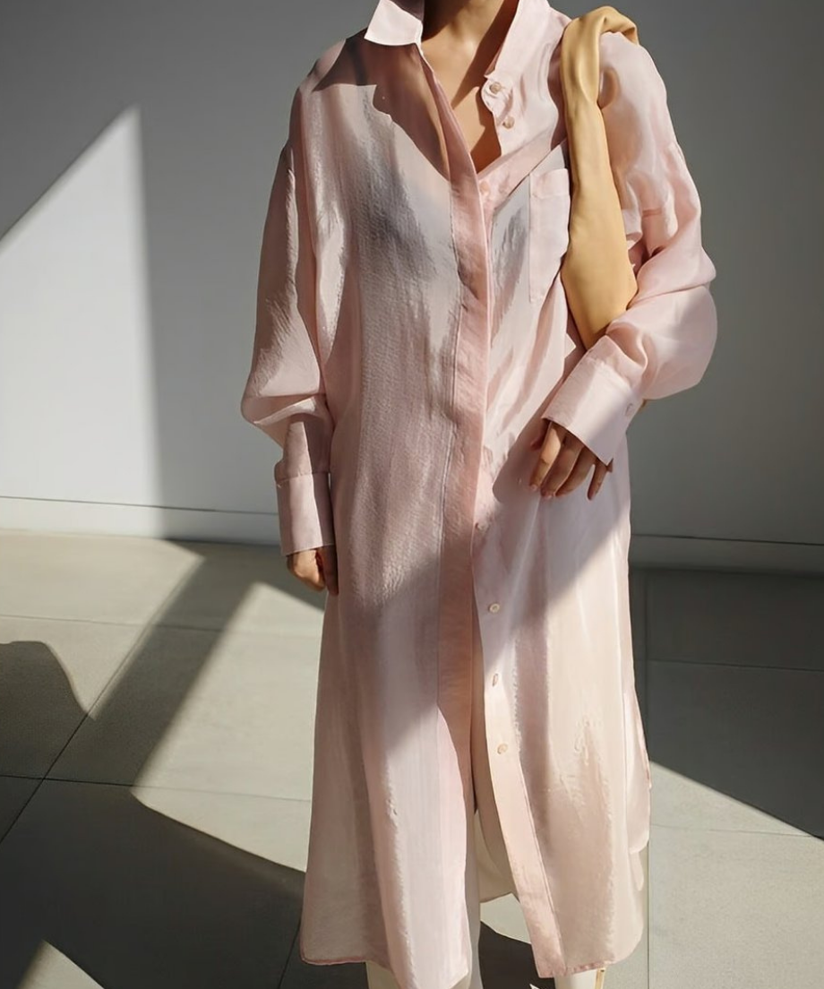 ピンクロングシャツのボタンを留め、パンツとバックを合わせた、正面カット。