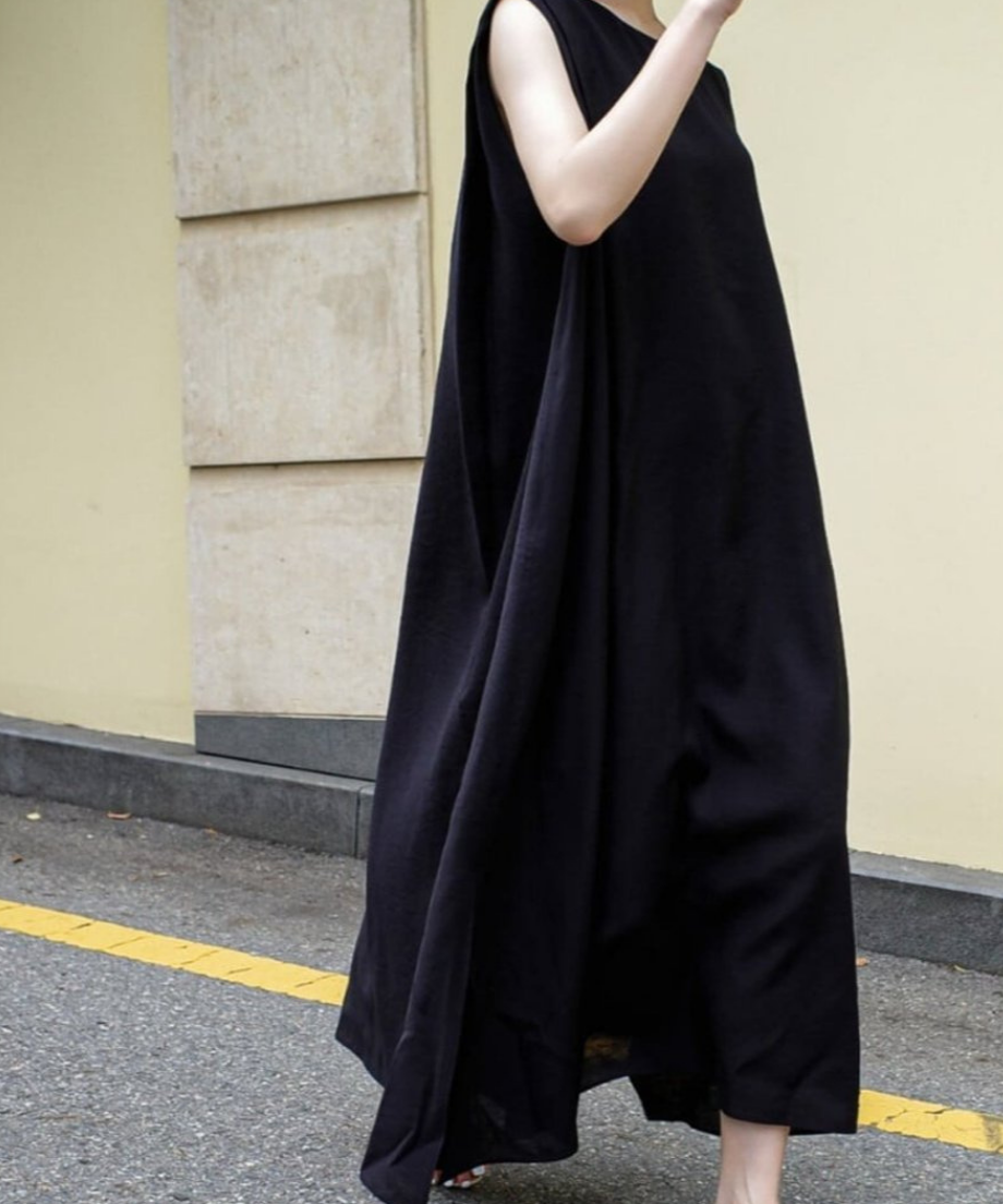 黒のノースリーブワンピースの着用イメージ。