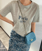 落ち着いたグレーの生地にネイビーのロゴが映える、大人っぽい配色のロゴTシャツ。
