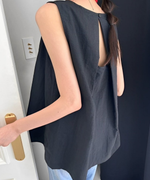 黒のノースリーブフレアトップスをデニムパンツに合わせたスタイリングの背中側