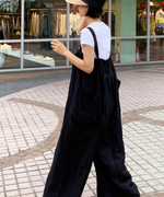 ブラックのロング丈スウェットパーカーワンピースを横向き写真。