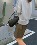 オリーブのハーフパンツのシルエットが際立つ、横から見たスタイリング。