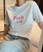 ホワイトのロゴTシャツとゆったりとしたデニムパンツを合わせた、ラフで都会的な着こなし。