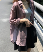 屋外でピンクのシアーシャツを着用している女性。