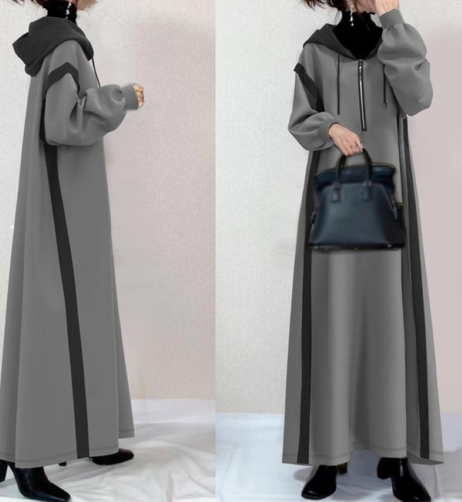 グレーのフード付きドレスワンピースを着た女性の全身を左右に並べた写真。黒いショートブーツを着用している。