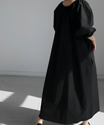 黒のパフスリーブワンピースの背面。首元のラウンドカットとボリューム感。