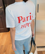 清潔感のあるホワイトTシャツの背面。大きな赤いロゴがバックスタイルのアクセントに。