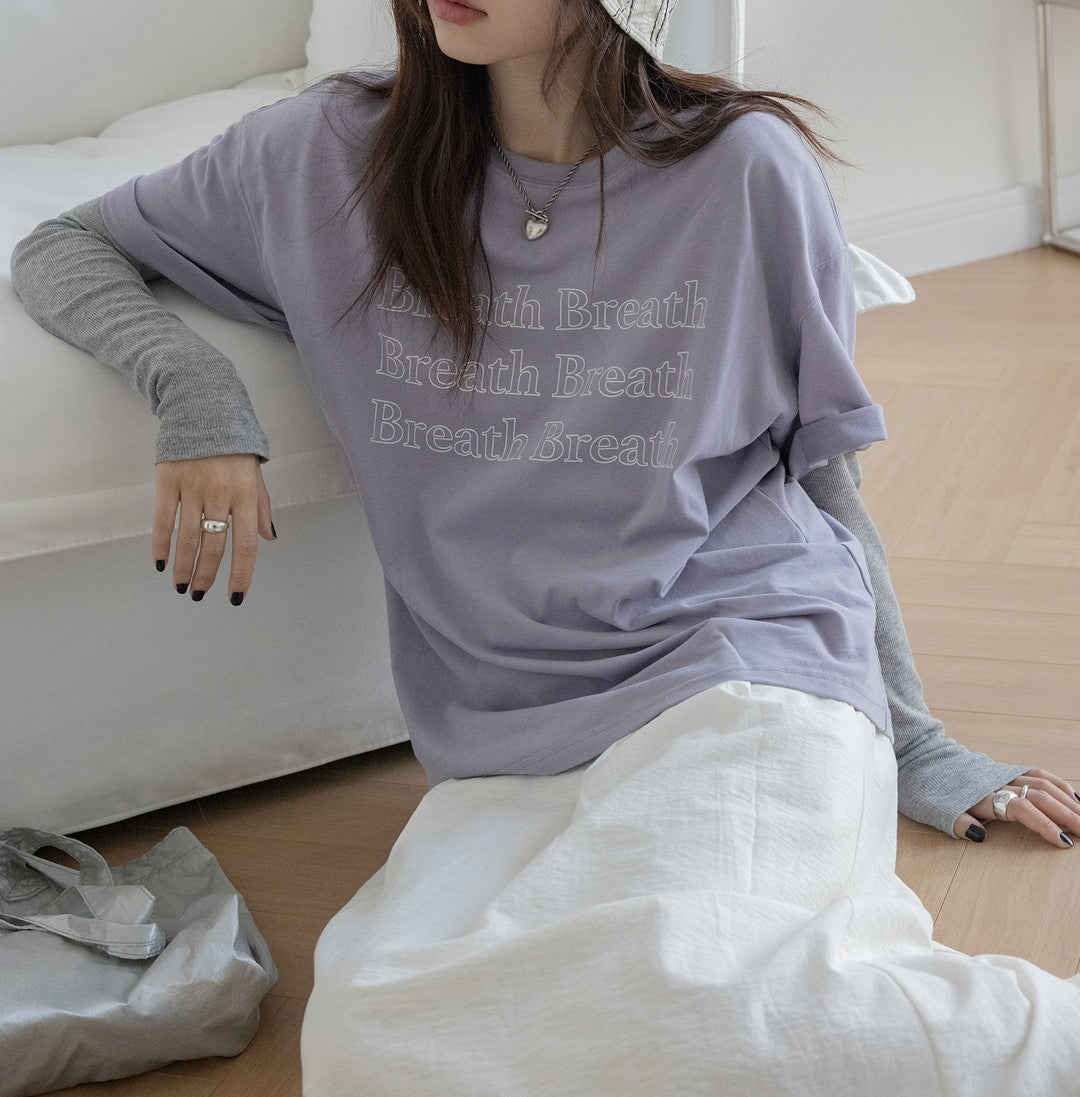 ラベンダーカラーのTシャツとホワイトのプリーツスカートを合わせたリラックススタイル。