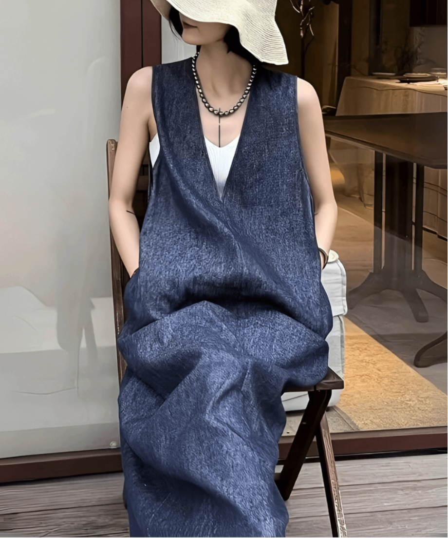 青いドレスに合わせたブラックパールネックレス、屋外シーン。