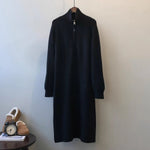 ハンガーにかかった黒のハーフジップニットロングワンピースの全体画像。