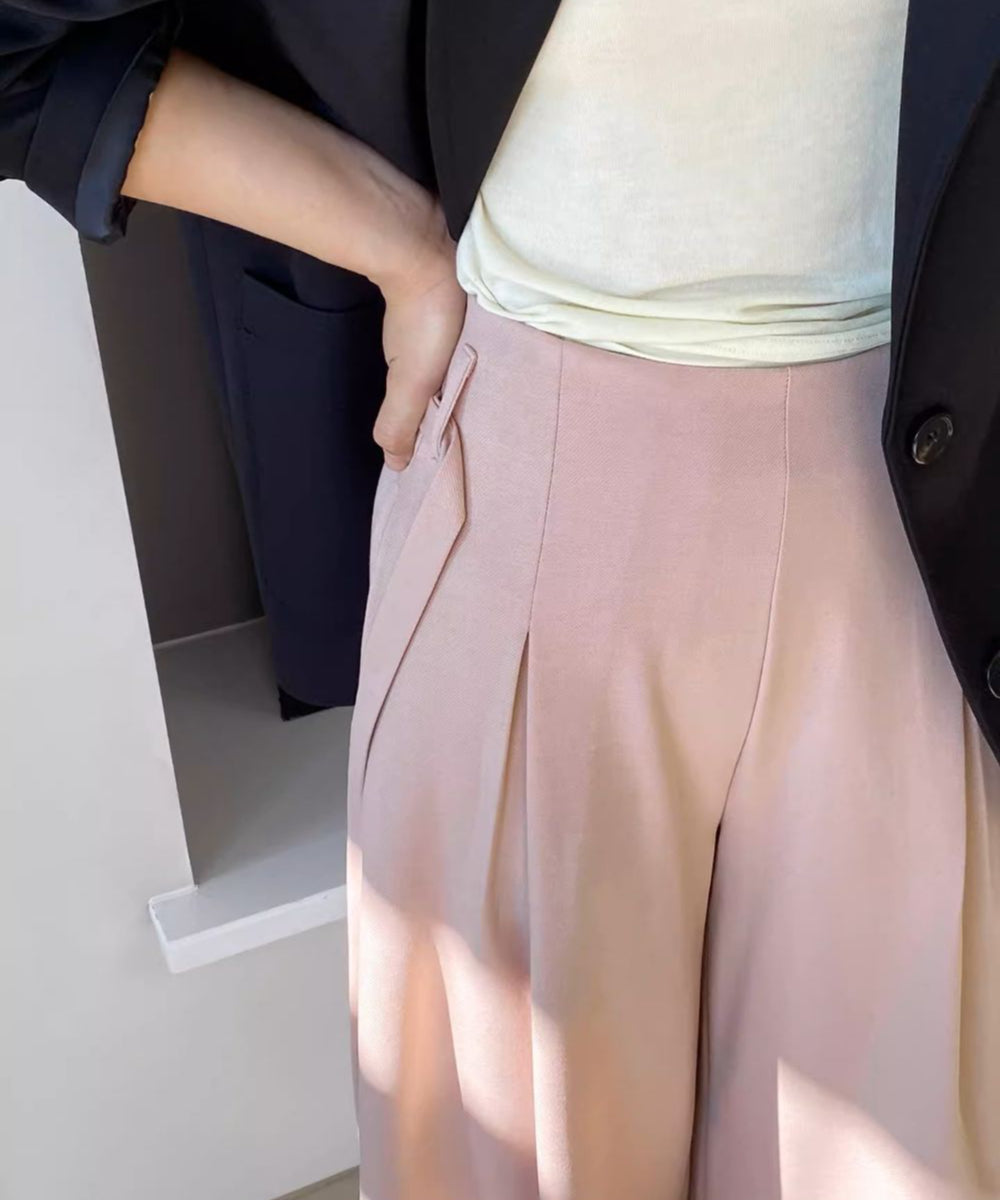 ピンクのワイドレッグパンツのウエスト部分のディテール。