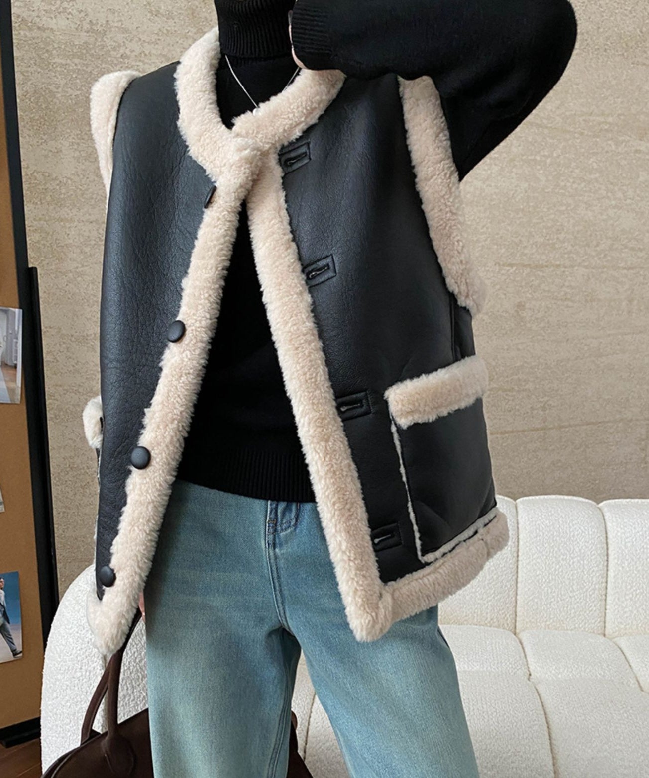 黒のタートルネックに重ね着したアイボリーのボアベストの正面着用イメージ
