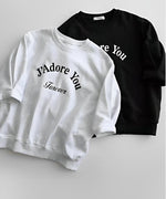 白と黒のスウェットシャツ、前面に「J'Adore You Forever」とプリントされたデザイン。ゆったりとしたシルエットで、リラックス感のあるカジュアルなアイテム。
