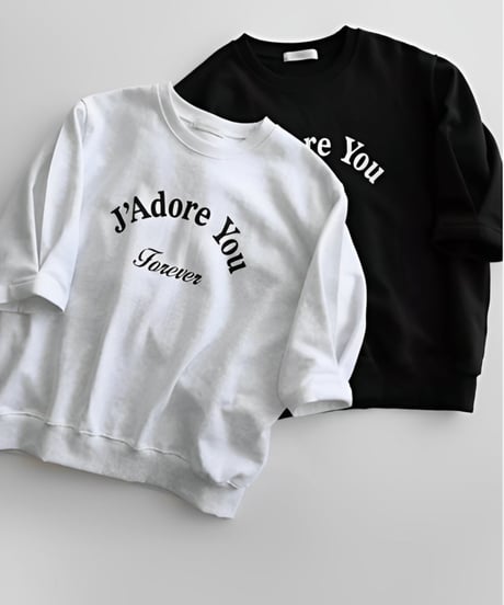 白と黒のスウェットシャツ、前面に「J'Adore You Forever」とプリントされたデザイン。ゆったりとしたシルエットで、リラックス感のあるカジュアルなアイテム。