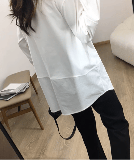着用イメージ、ホワイトブラウスを黒のパンツと合わせたコーディネートの後ろ姿。