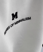 小さな「M」ロゴと「SERIES OF MINIMALISM」の英文プリントが施されている部分のアップ画像。
