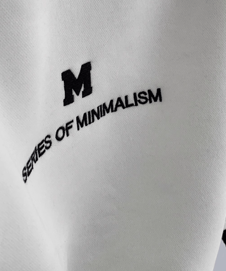 小さな「M」ロゴと「SERIES OF MINIMALISM」の英文プリントが施されている部分のアップ画像。