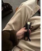 アイボリーの太畝コーデュロイワイドパンツのアップ写真。