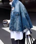 デニムジャケットのボタンディテールとポケットが見えるデザイン。