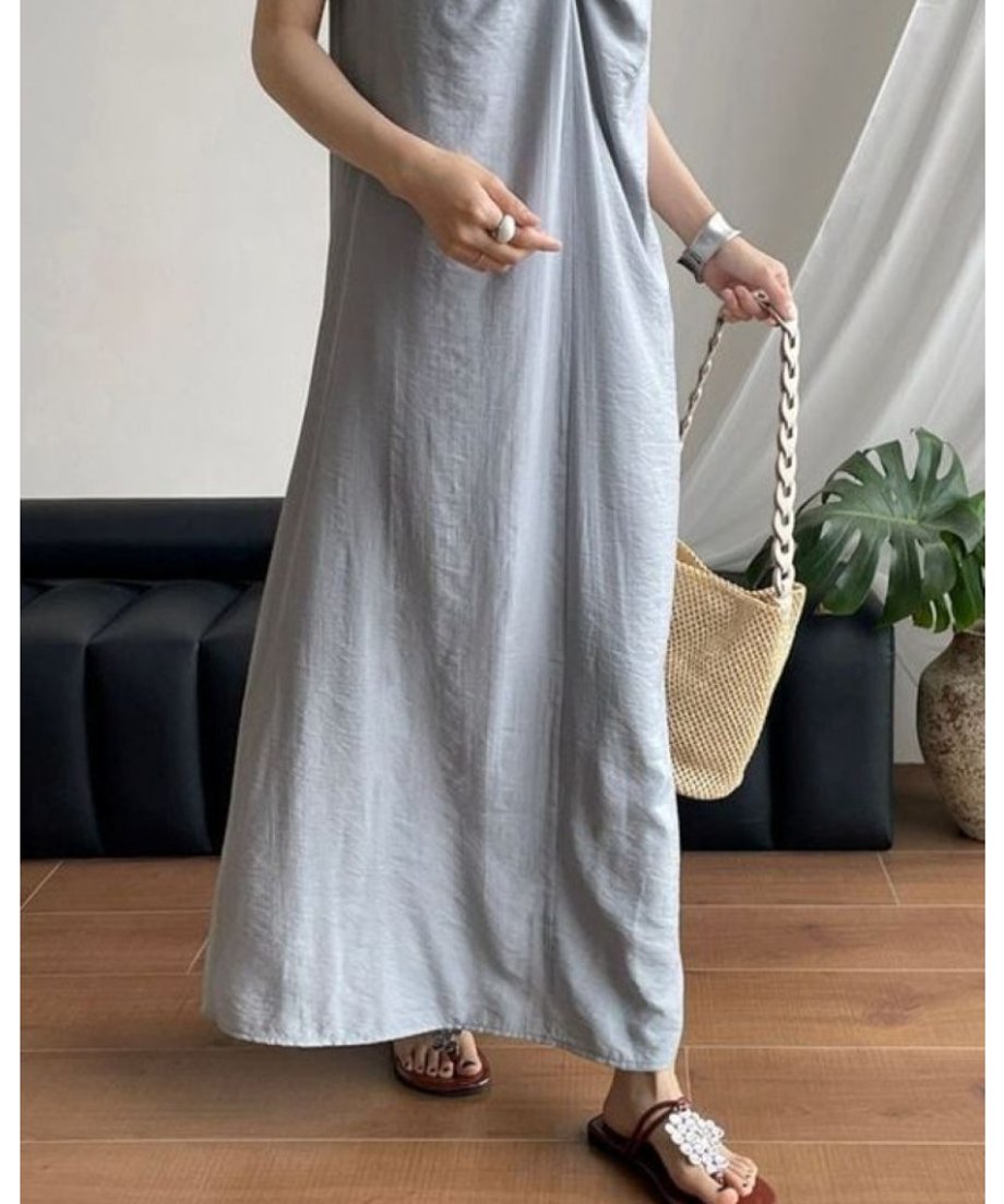ブルーのワンピースを着用した女性の裾に向かってのデザインを見せたスタイル