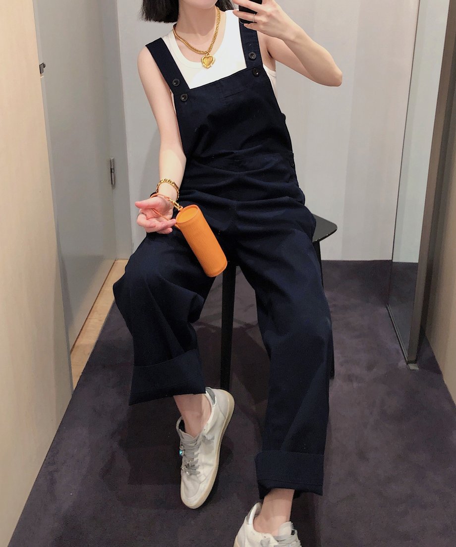 ネイビーのオーバーオールを着た女性、リラックスしたカジュアルスタイル。