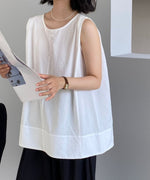 ホワイトのブラウスを着た女性が手に新聞を持ったフロントスタイル。