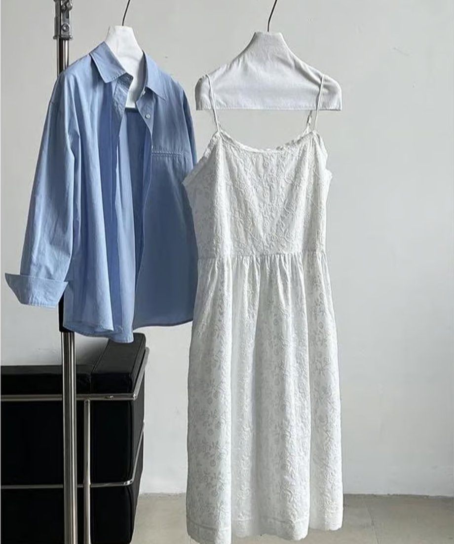 白い刺繍キャミソールワンピースをハンガーにかけ撮影した商品画像。
