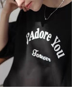 黒いスウェットシャツに「J'Adore You Forever」の文字がプリントされています。ゆったりとしたデザインで、快適な着心地を提供します。