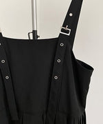 黒のサスペンダーロングワンピースがハンガーにかけられた状態のアップ。