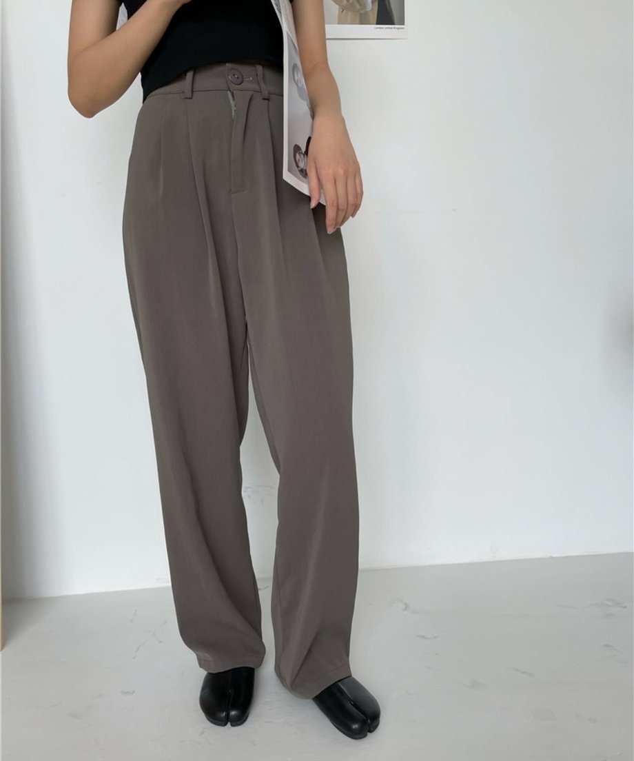 グレーのワイドスラックスと黒のタビシューズを合わせた、シックなモノトーンコーディネート。