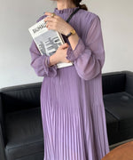 フロント部分に細かなプリーツを施した、シアー袖が軽やかなパープルドレスのバストアップ