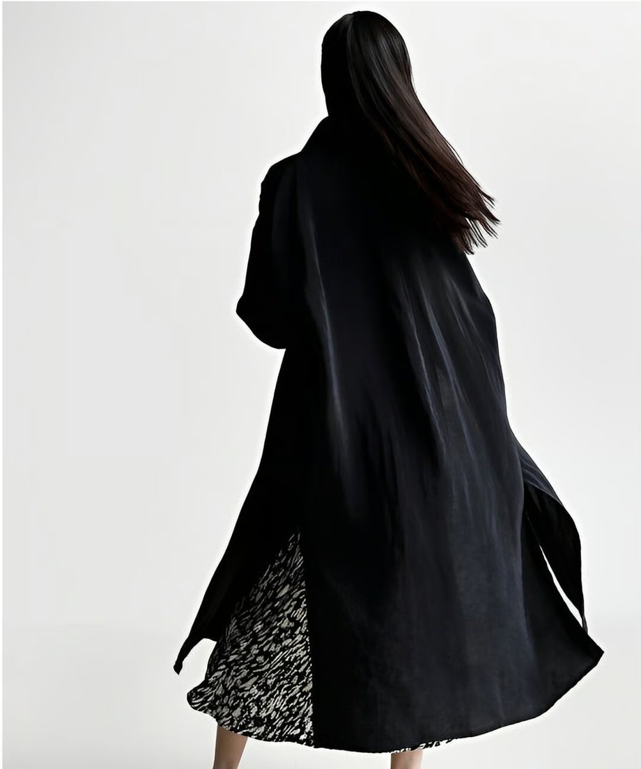 黒のシアーロングシャツとスカートを合わせたバックスタイル。