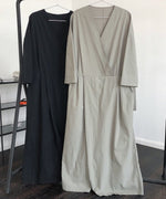 黒とグレージュのラップオールインワンをハンガーにかけてある写真。