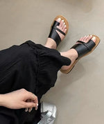 黒のロングスカートにブラックのサムループサンダルを合わせた足元のコーディネート