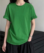 グリーンのロールアップスリーブTシャツを着た女性の上半身コーディネート