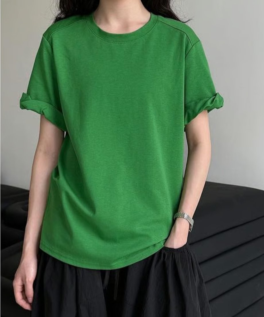 グリーンのロールアップスリーブTシャツを着た女性の上半身コーディネート