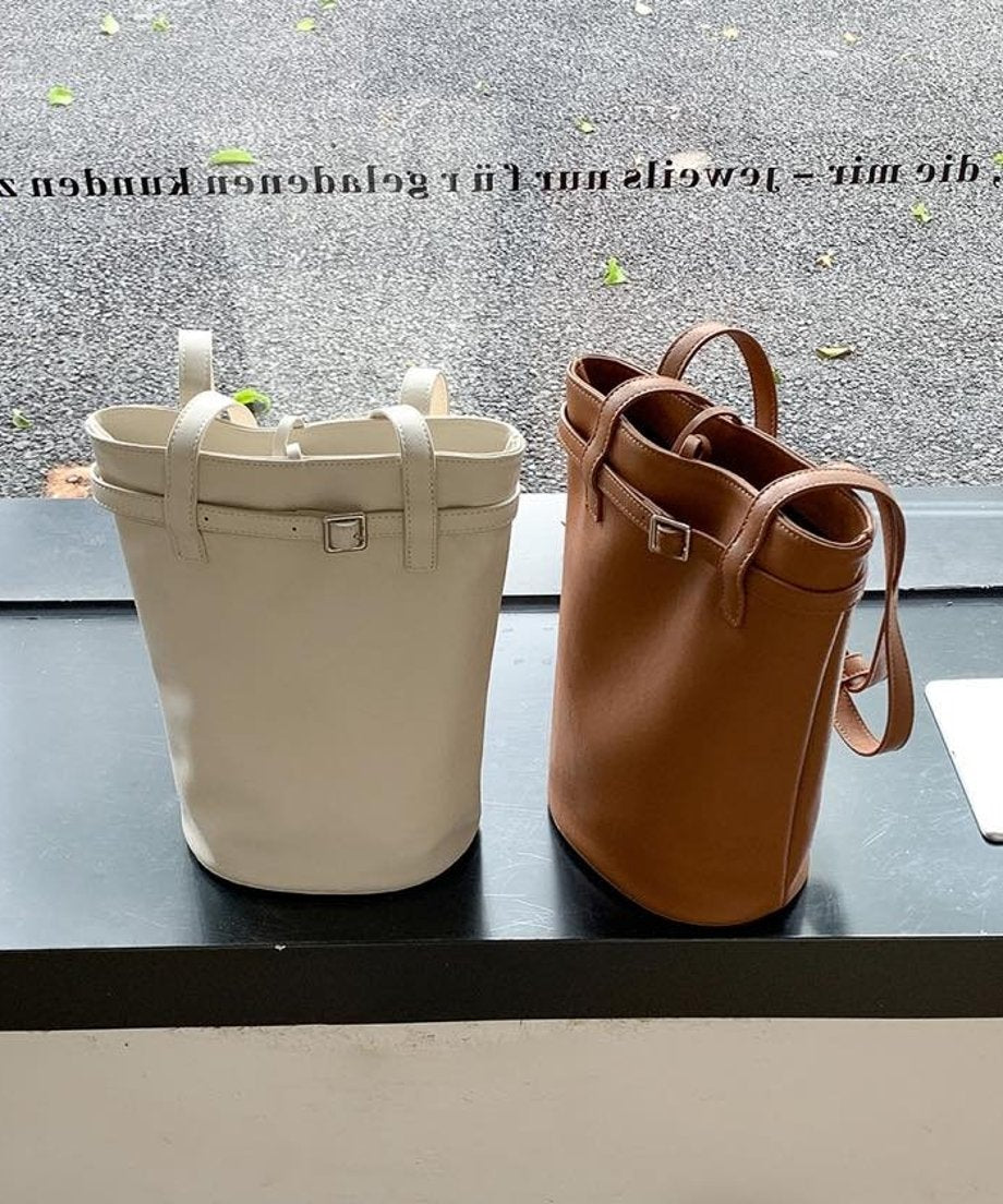 ホワイトとブラウンのバケットバッグが並んでいる画像。落ち着いたカラーバリエーション。