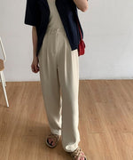 アイボリーのワイドパンツを着用したモデルの全身カット。柔らかな生地の落ち感と、美脚効果のあるストレートライン。