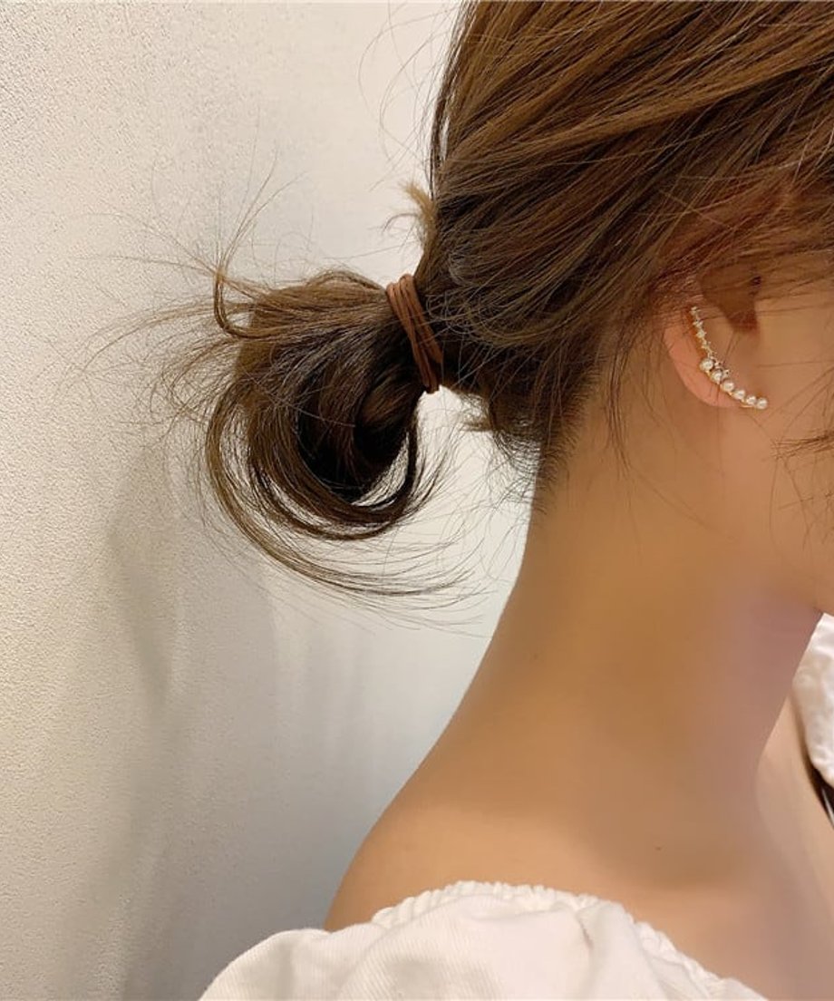 横顔のモデルが着用した、耳のラインに沿ってパールが煌めくイヤーピアスの装着画像