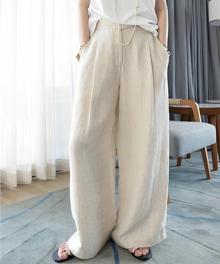 アイボリーのリネンワイドパンツを着用した女性の正面カット。