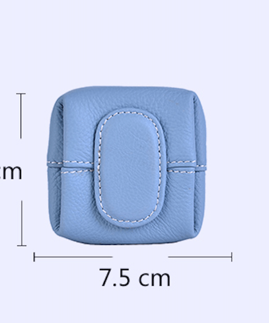 ポーチにサイズ表記「7.5cm」が記載された、大きさがわかる比較画像。 6枚目